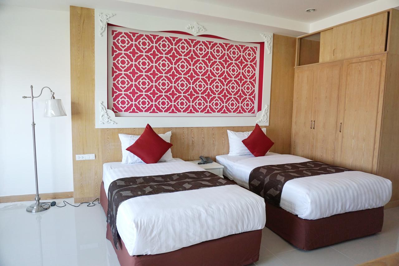 Triple Three Patong Hotel Bagian luar foto