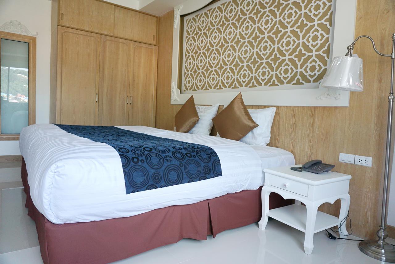 Triple Three Patong Hotel Bagian luar foto