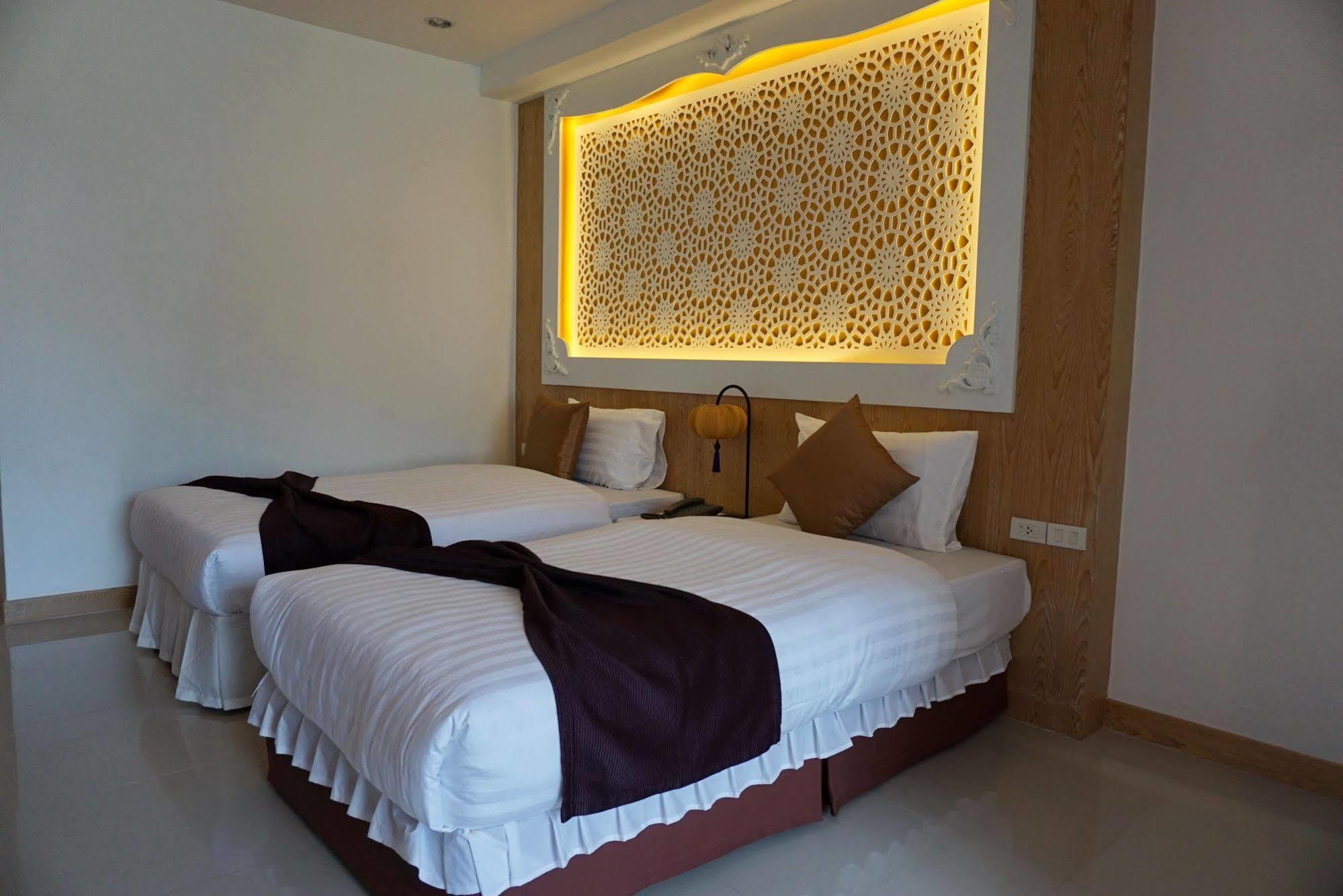 Triple Three Patong Hotel Bagian luar foto