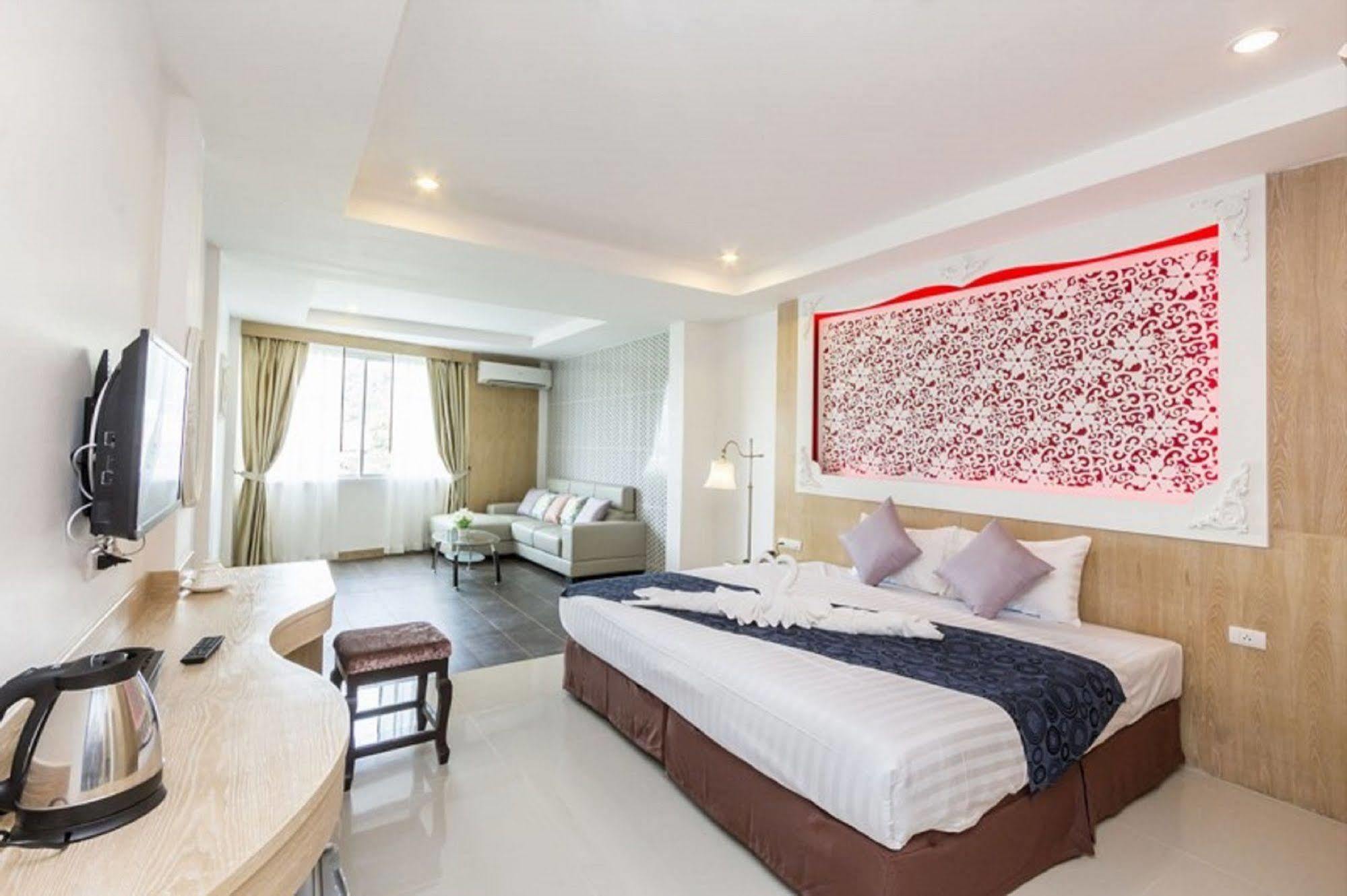 Triple Three Patong Hotel Bagian luar foto