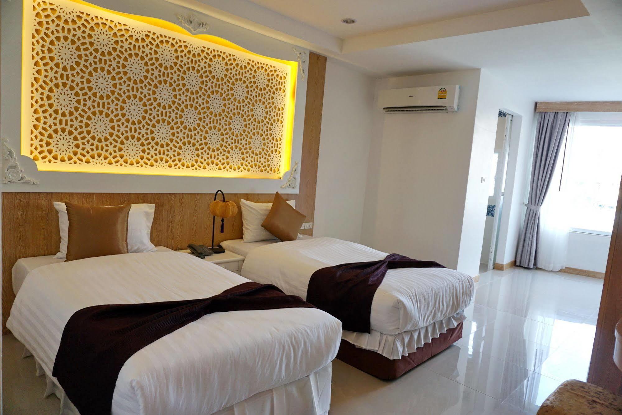 Triple Three Patong Hotel Bagian luar foto