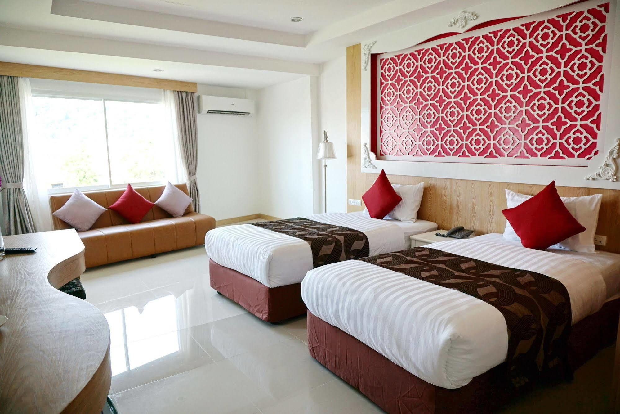 Triple Three Patong Hotel Bagian luar foto