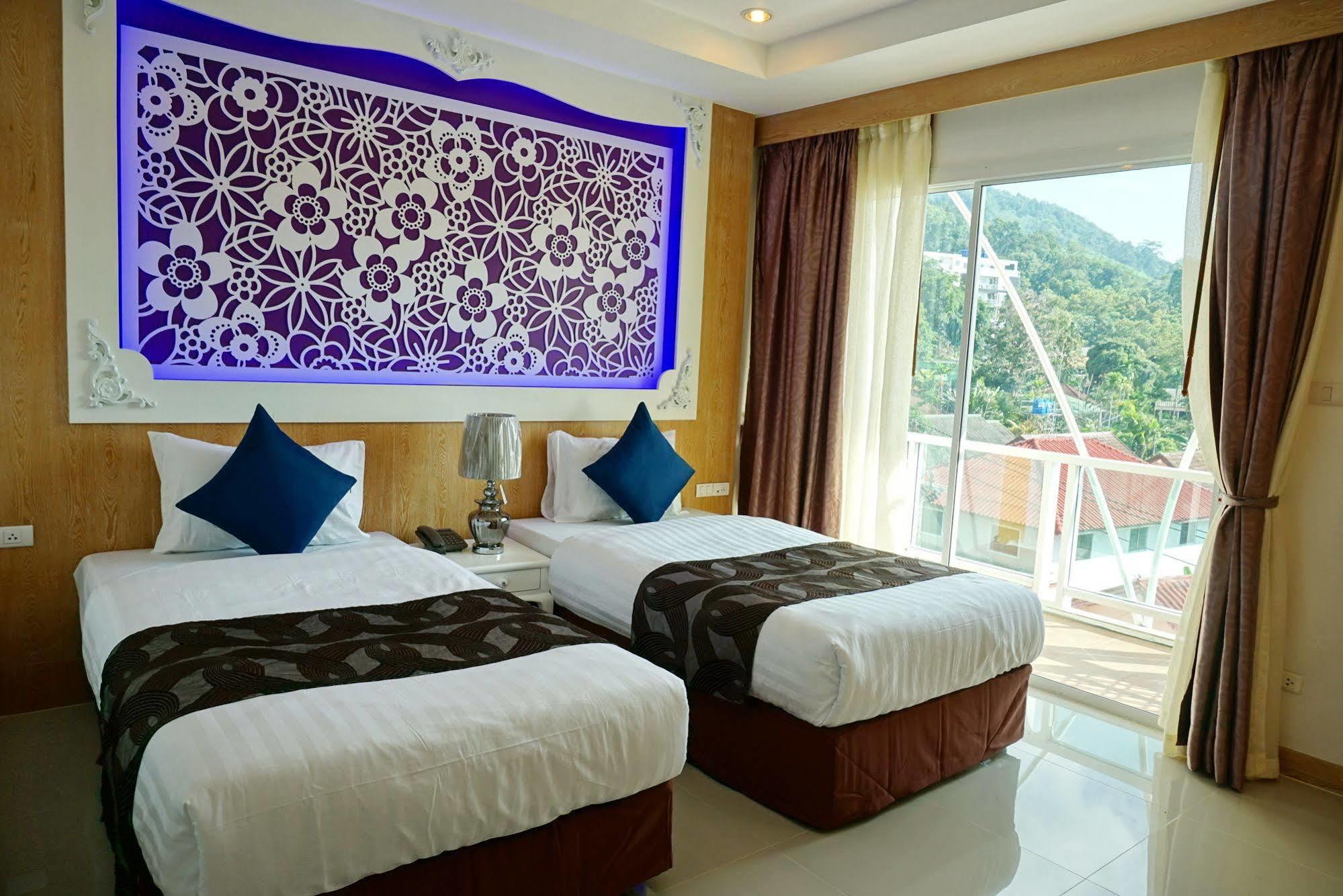 Triple Three Patong Hotel Bagian luar foto