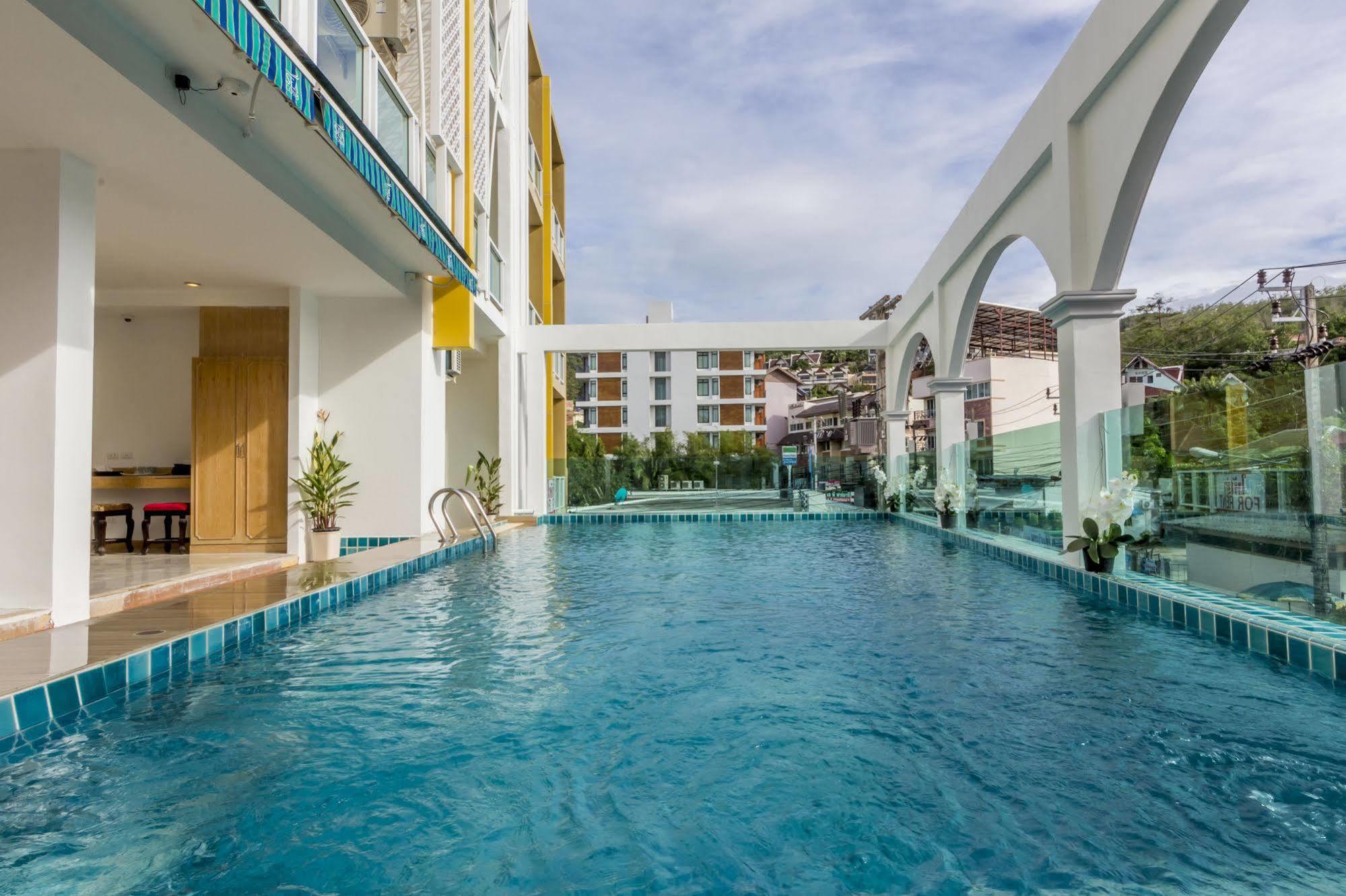 Triple Three Patong Hotel Bagian luar foto