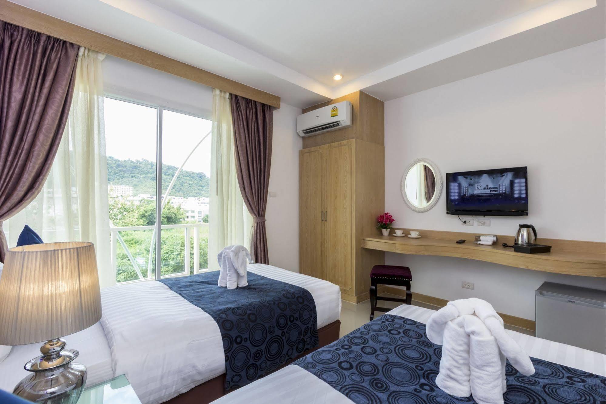 Triple Three Patong Hotel Bagian luar foto