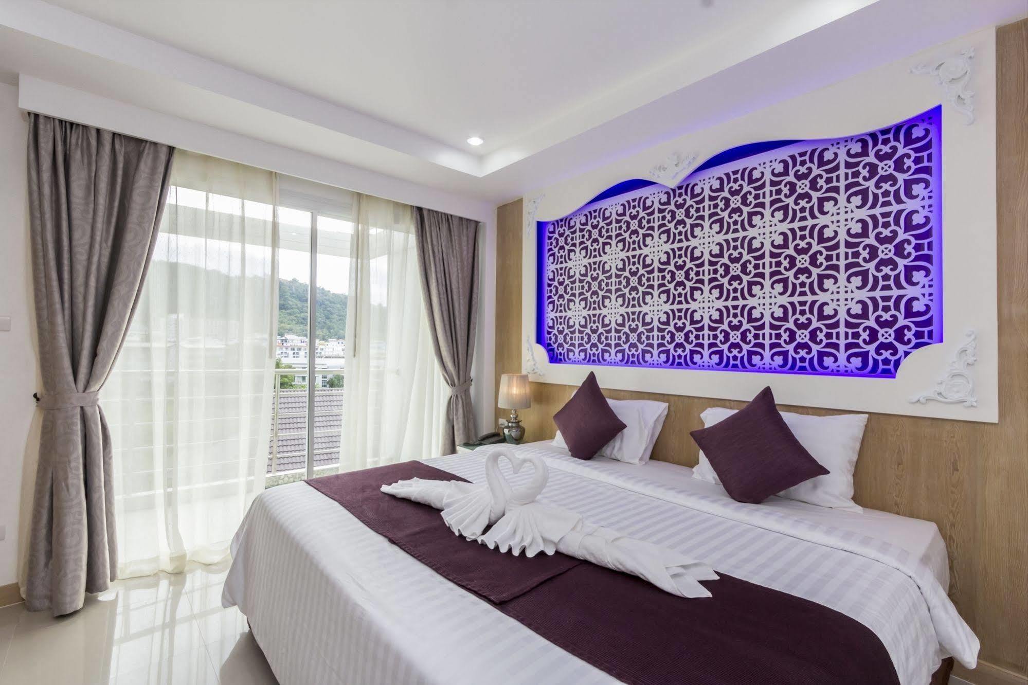 Triple Three Patong Hotel Bagian luar foto