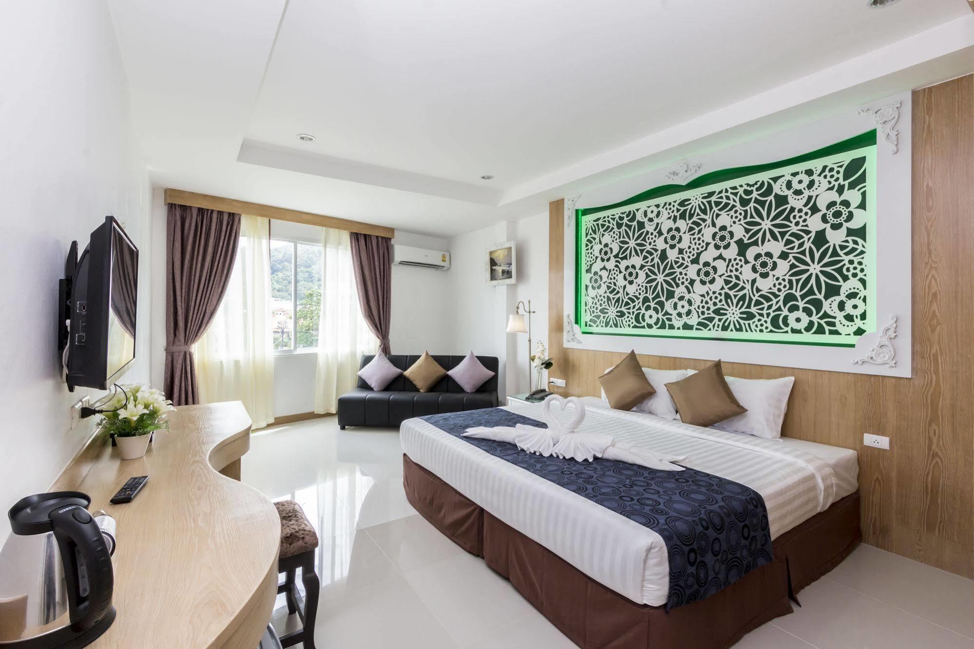 Triple Three Patong Hotel Bagian luar foto