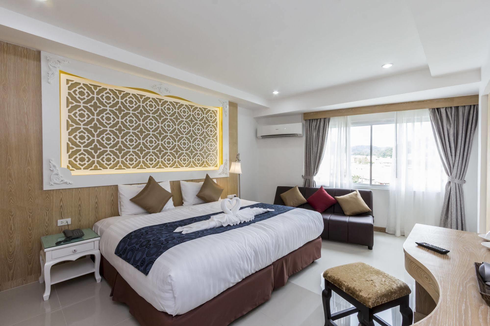 Triple Three Patong Hotel Bagian luar foto