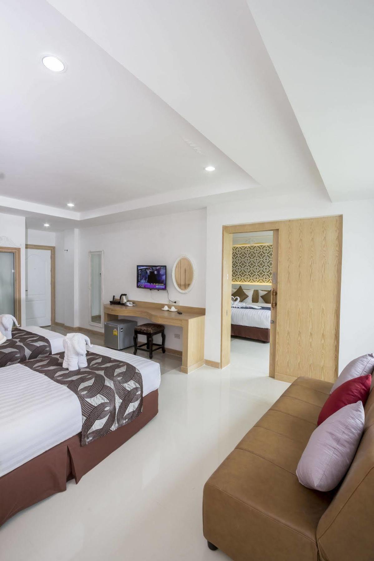 Triple Three Patong Hotel Bagian luar foto